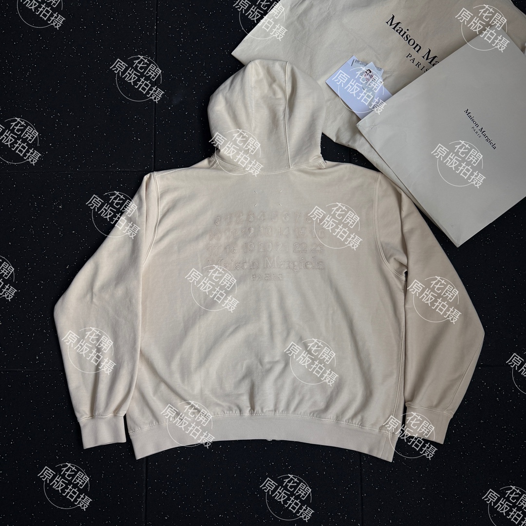 。Maison Margiela 未完成刺绣印花外套定制定染云绒米高密全棉料 柔软细腻 舒适贴肤 以柔和