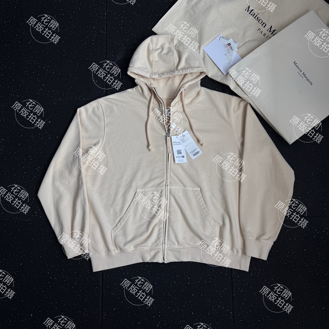 。Maison Margiela 未完成刺绣印花外套定制定染云绒米高密全棉料 柔软细腻 舒适贴肤 以柔和