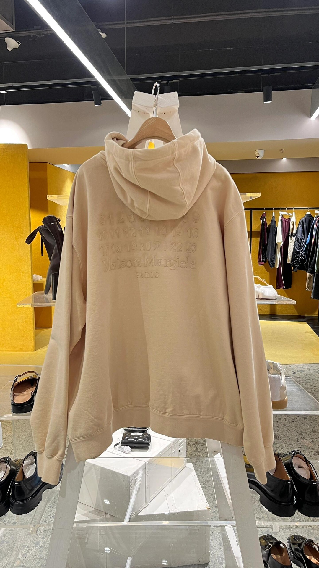 。Maison Margiela 未完成刺绣印花外套定制定染云绒米高密全棉料 柔软细腻 舒适贴肤 以柔和