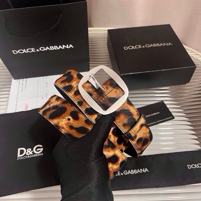 Dolce&Gabbana 新款豹纹 Re-Edition 时装秀是一次回归品牌本源的梦幻旅程，过去与当