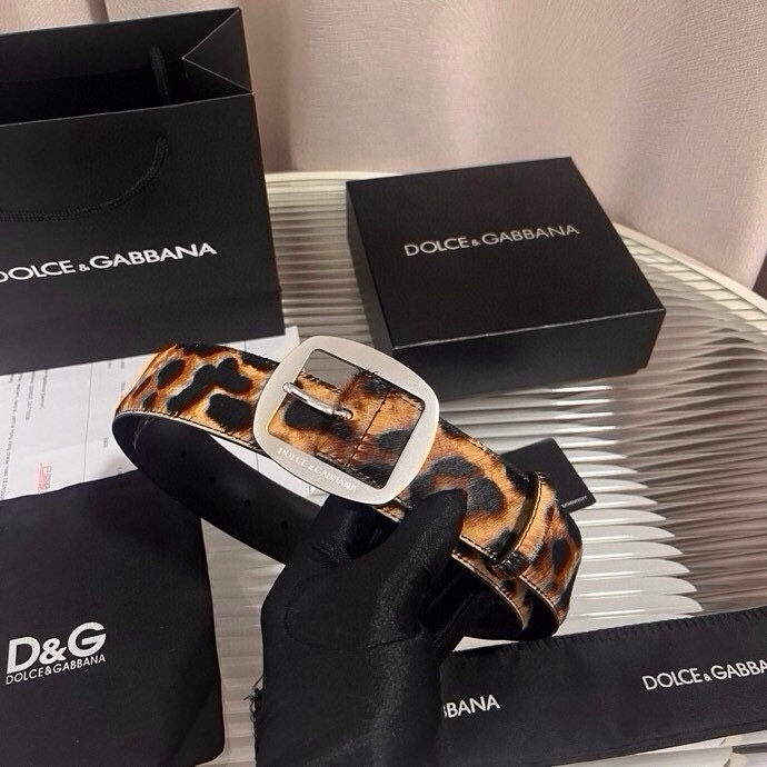 Dolce&Gabbana 新款豹纹 Re-Edition 时装秀是一次回归品牌本源的梦幻旅程，过去与当