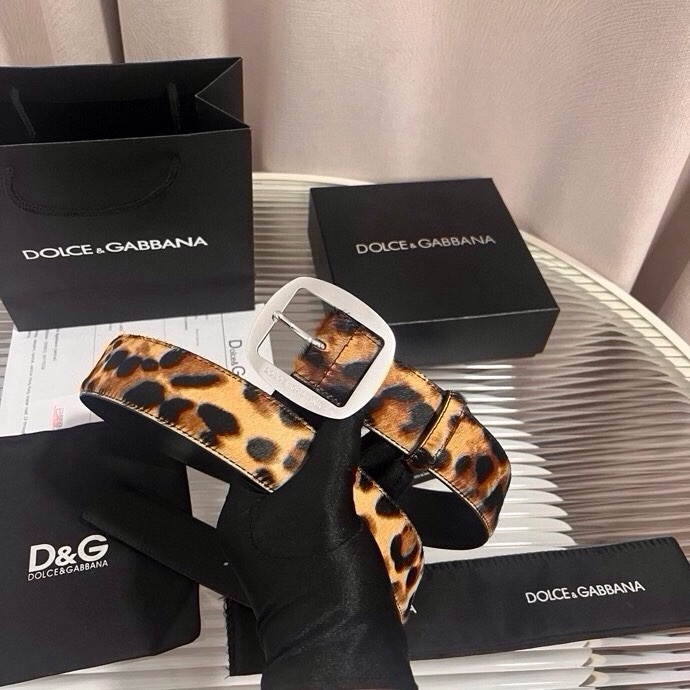 Dolce&Gabbana 新款豹纹 Re-Edition 时装秀是一次回归品牌本源的梦幻旅程，过去与当