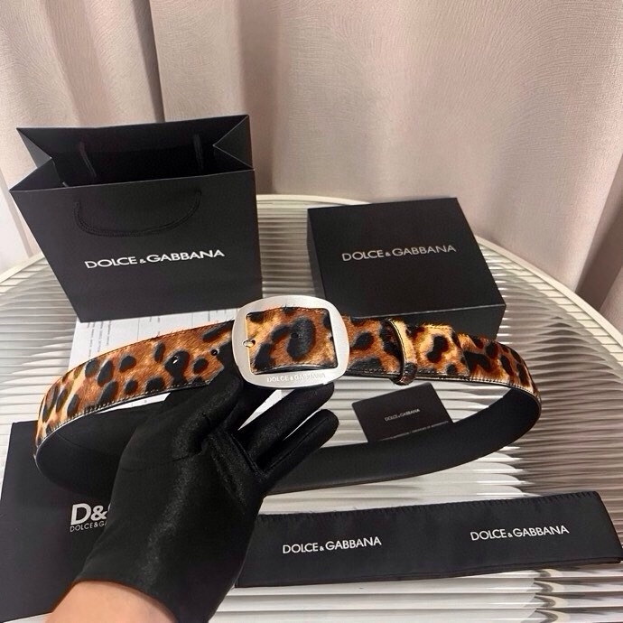 Dolce&Gabbana 新款豹纹 Re-Edition 时装秀是一次回归品牌本源的梦幻旅程，过去与当