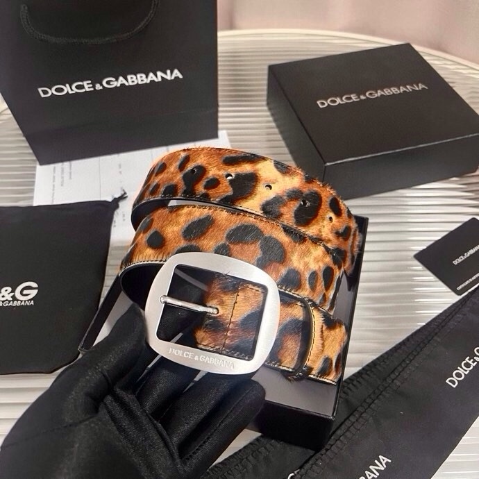 Dolce&Gabbana 新款豹纹 Re-Edition 时装秀是一次回归品牌本源的梦幻旅程，过去与当