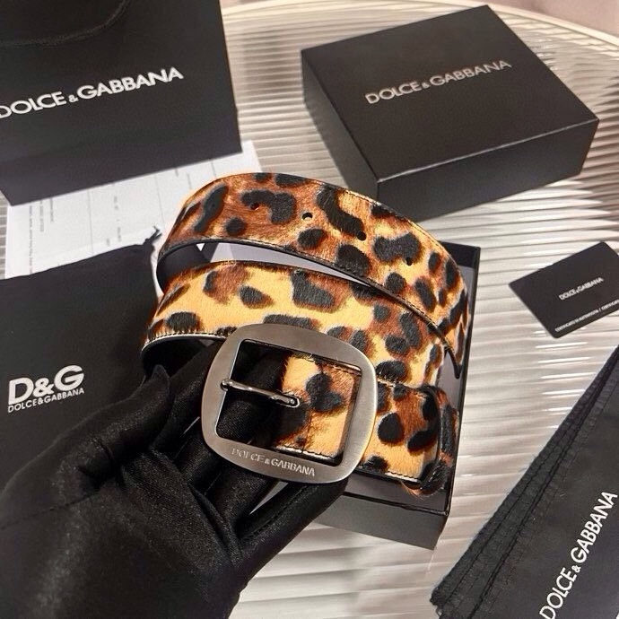 Dolce&Gabbana 新款豹纹 Re-Edition 时装秀是一次回归品牌本源的梦幻旅程，过去与当