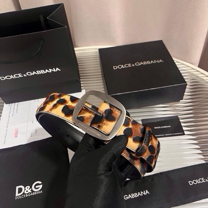 Dolce&Gabbana 新款豹纹 Re-Edition 时装秀是一次回归品牌本源的梦幻旅程，过去与当