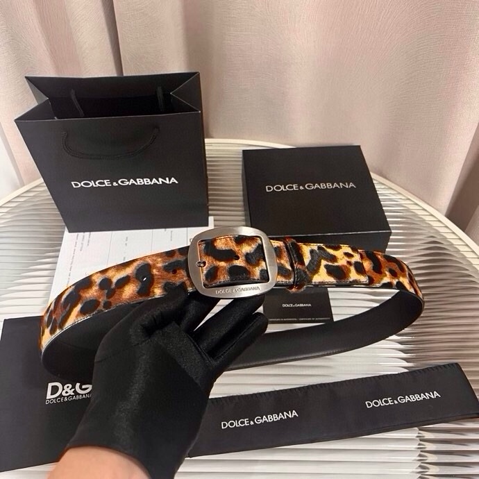 Dolce&Gabbana 新款豹纹 Re-Edition 时装秀是一次回归品牌本源的梦幻旅程，过去与当