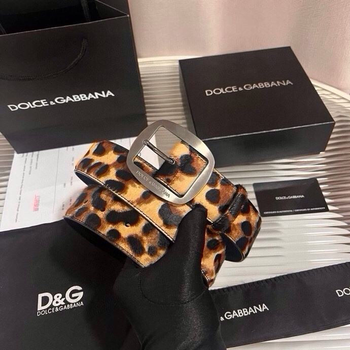 Dolce&Gabbana 新款豹纹 Re-Edition 时装秀是一次回归品牌本源的梦幻旅程，过去与当