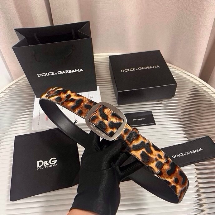 Dolce&Gabbana 新款豹纹 Re-Edition 时装秀是一次回归品牌本源的梦幻旅程，过去与当