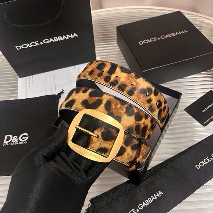 Dolce&Gabbana 新款豹纹 Re-Edition 时装秀是一次回归品牌本源的梦幻旅程，过去与当