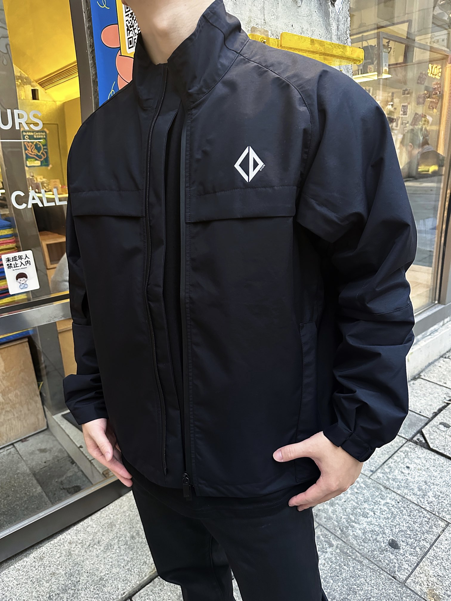 。Dior Diamond 标志反光夹克定制黑曜智感层压机能科技绸 风不透 雨不浸 汗不滞 三防结界 质