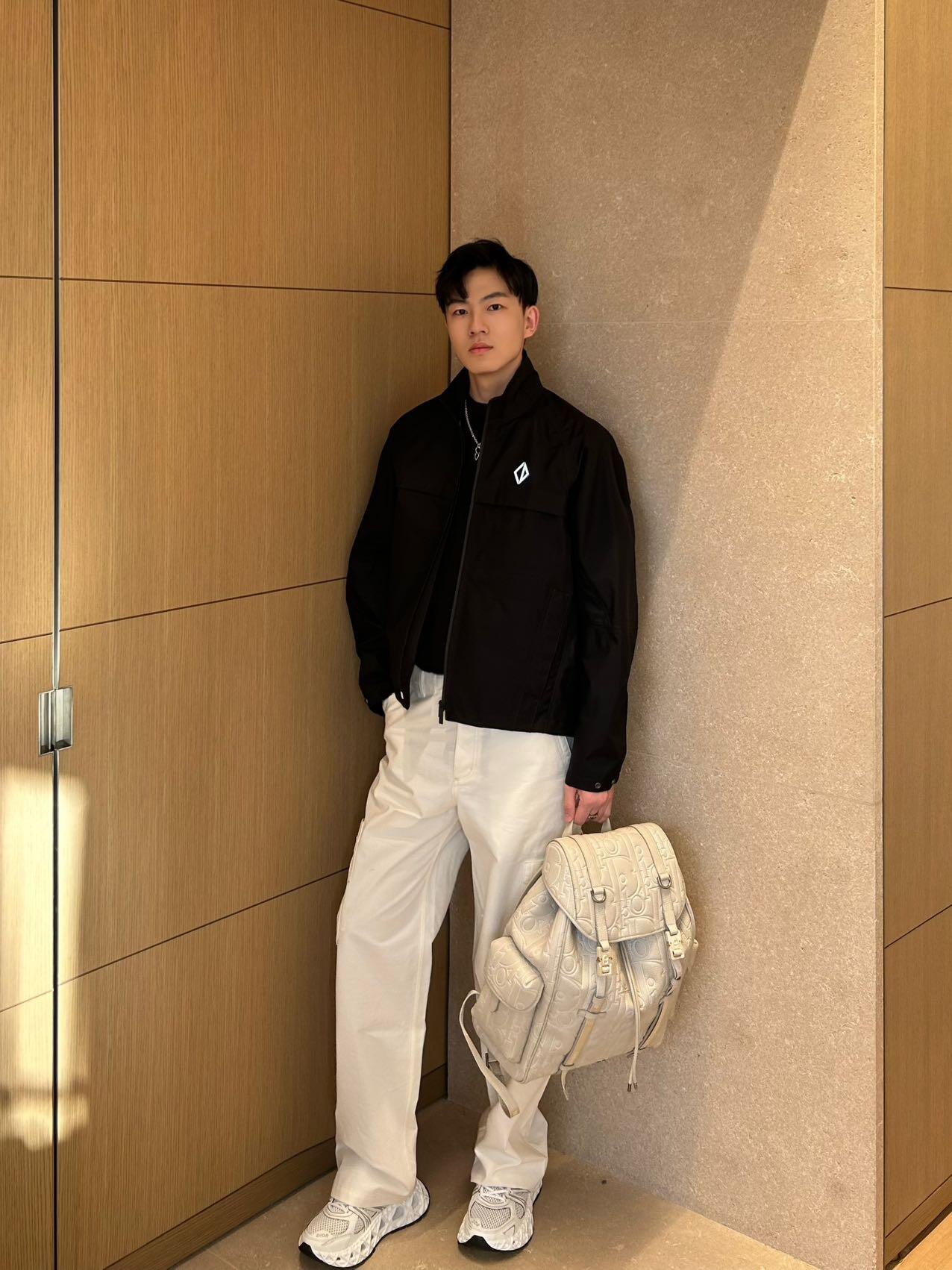 。Dior Diamond 标志反光夹克定制黑曜智感层压机能科技绸 风不透 雨不浸 汗不滞 三防结界 质