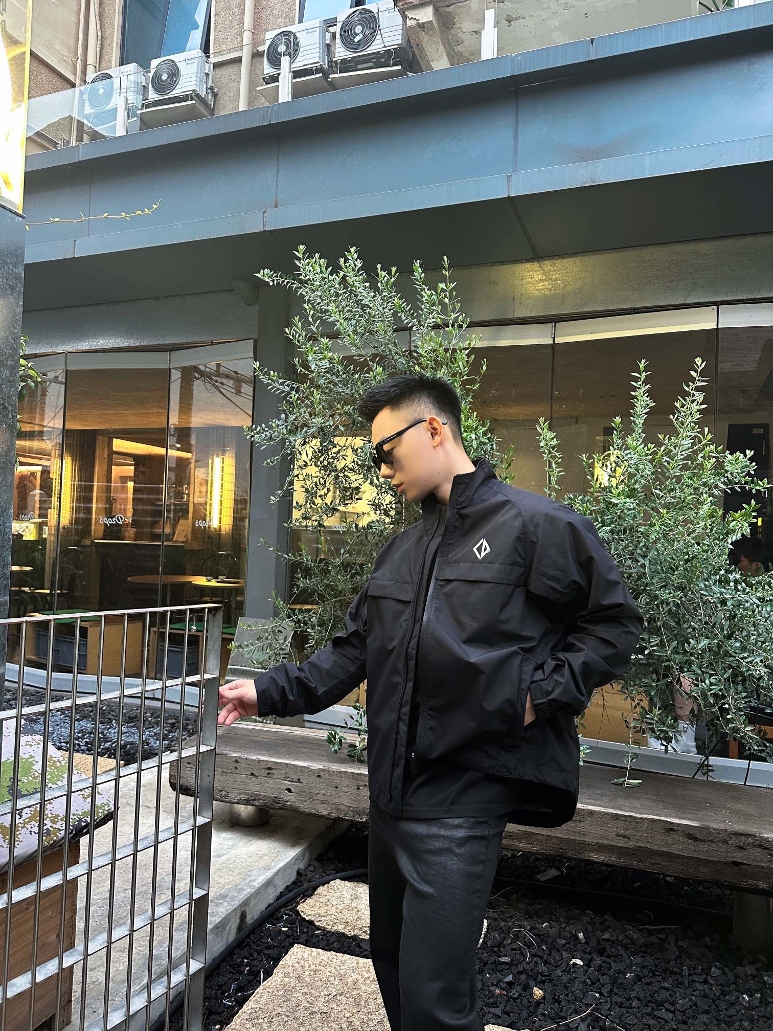 。Dior Diamond 标志反光夹克定制黑曜智感层压机能科技绸 风不透 雨不浸 汗不滞 三防结界 质