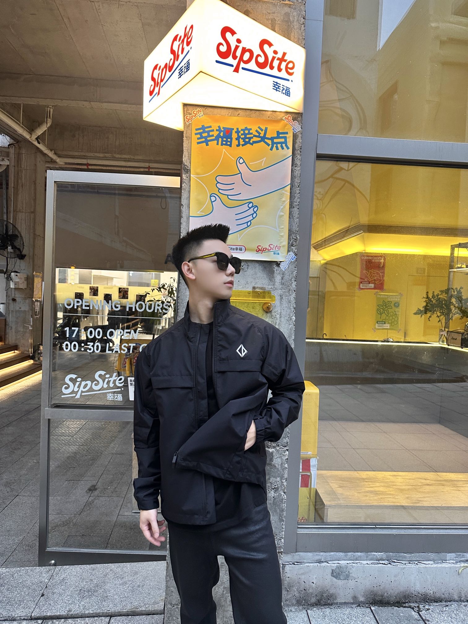 。Dior Diamond 标志反光夹克定制黑曜智感层压机能科技绸 风不透 雨不浸 汗不滞 三防结界 质