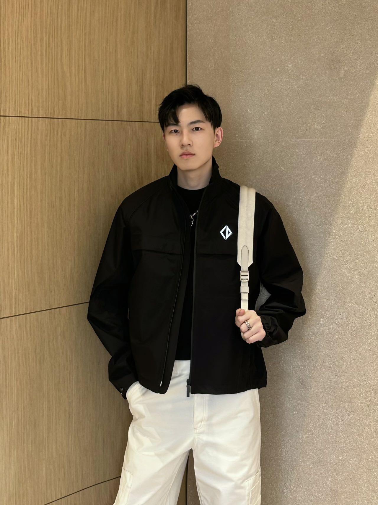 。Dior Diamond 标志反光夹克定制黑曜智感层压机能科技绸 风不透 雨不浸 汗不滞 三防结界 质