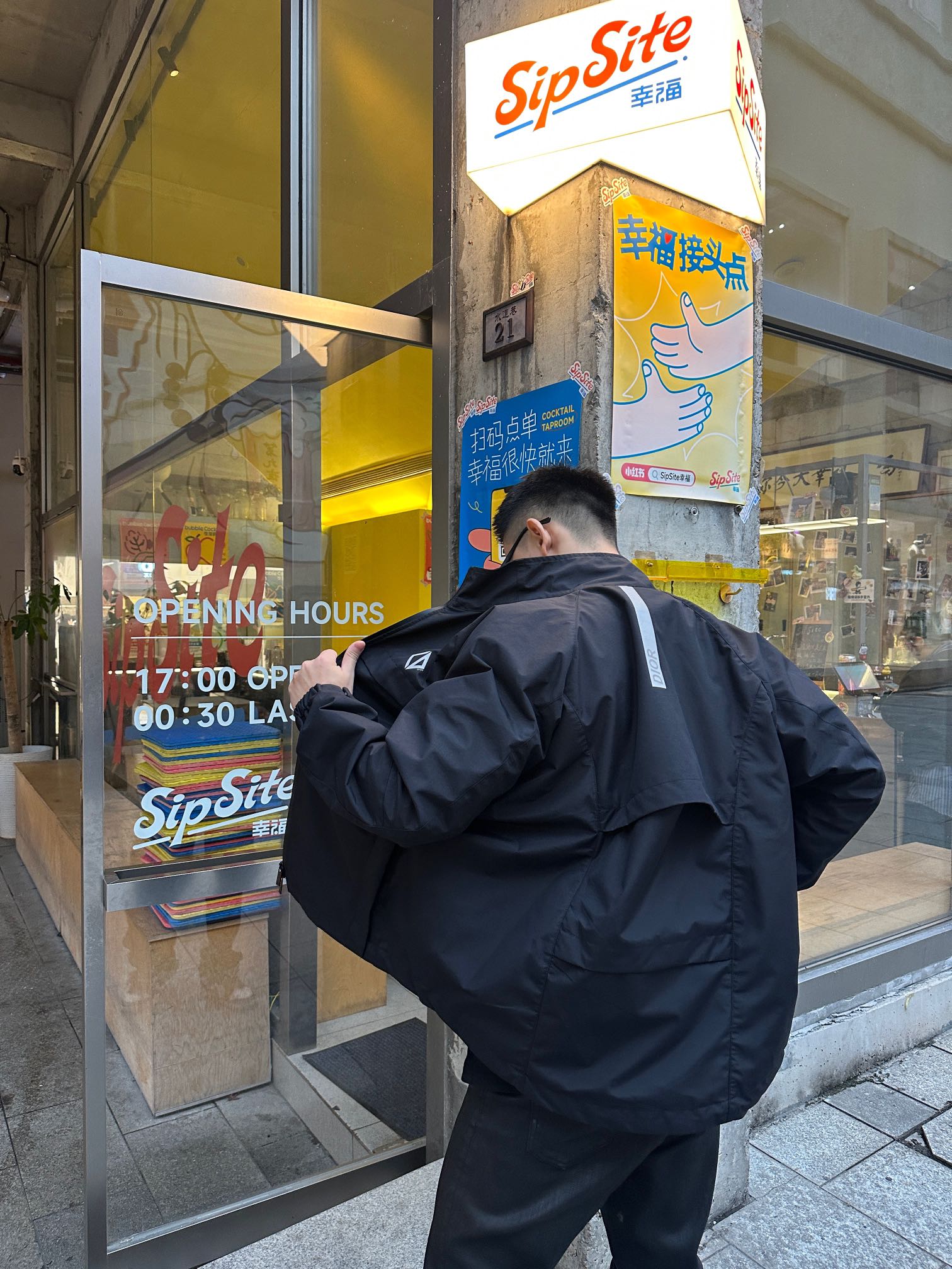 。Dior Diamond 标志反光夹克定制黑曜智感层压机能科技绸 风不透 雨不浸 汗不滞 三防结界 质