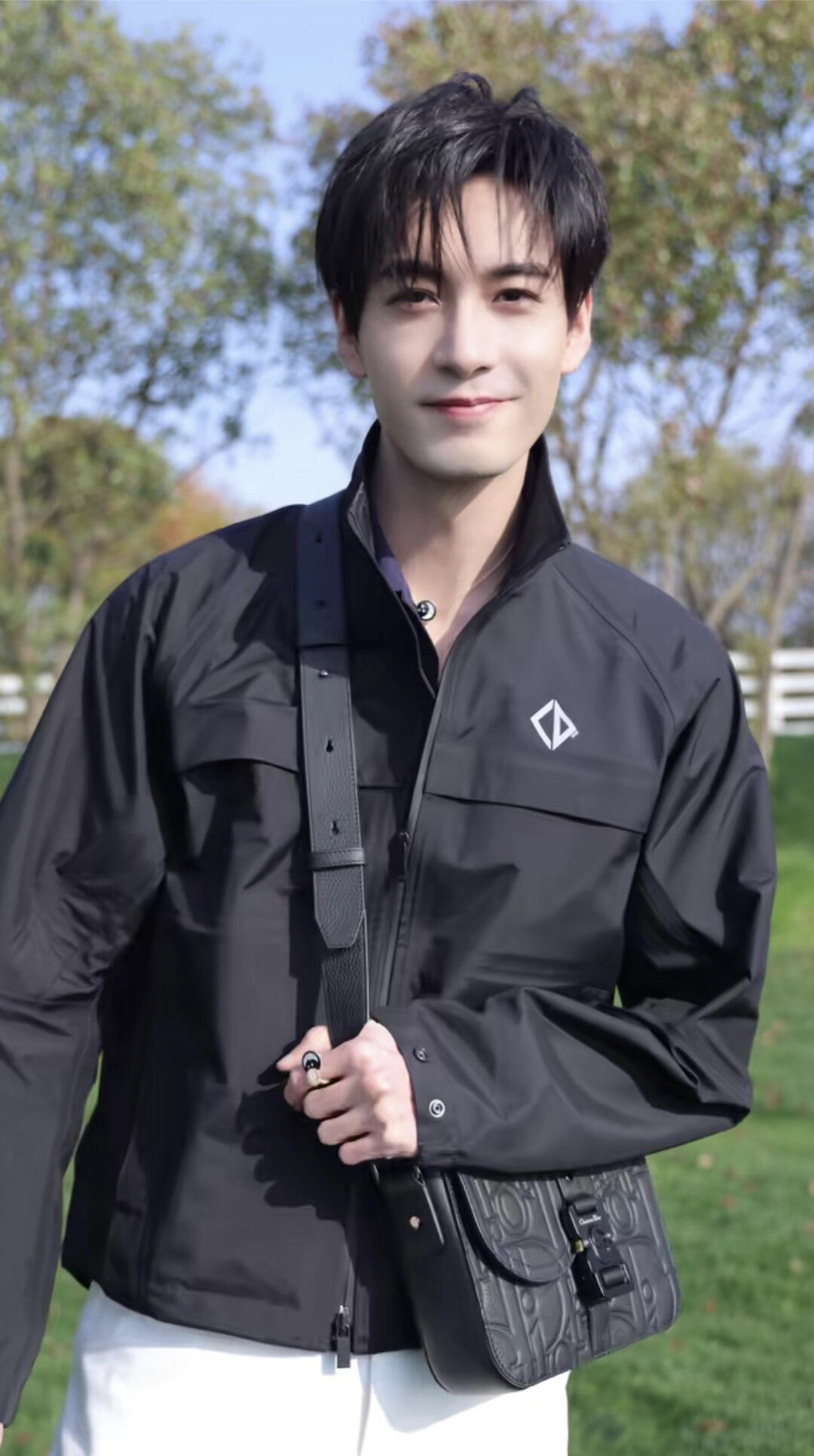 。Dior Diamond 标志反光夹克定制黑曜智感层压机能科技绸 风不透 雨不浸 汗不滞 三防结界 质