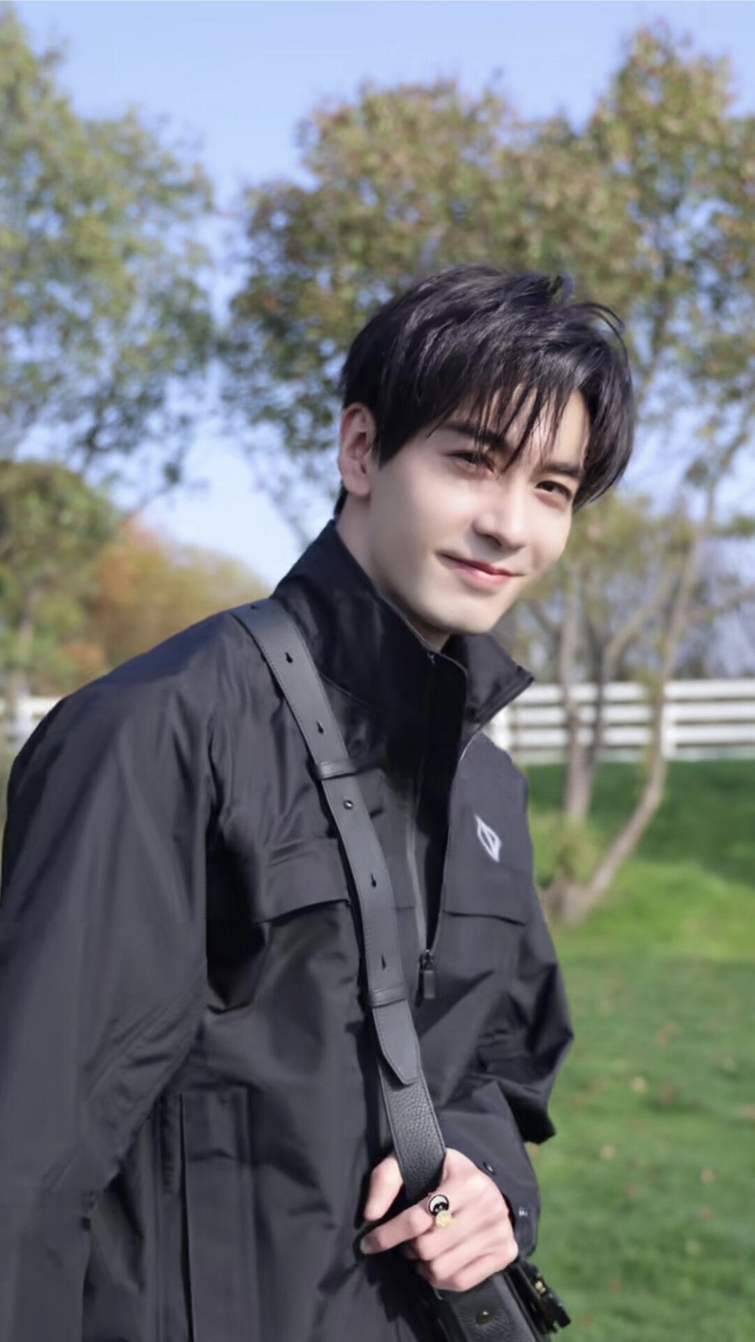 。Dior Diamond 标志反光夹克定制黑曜智感层压机能科技绸 风不透 雨不浸 汗不滞 三防结界 质