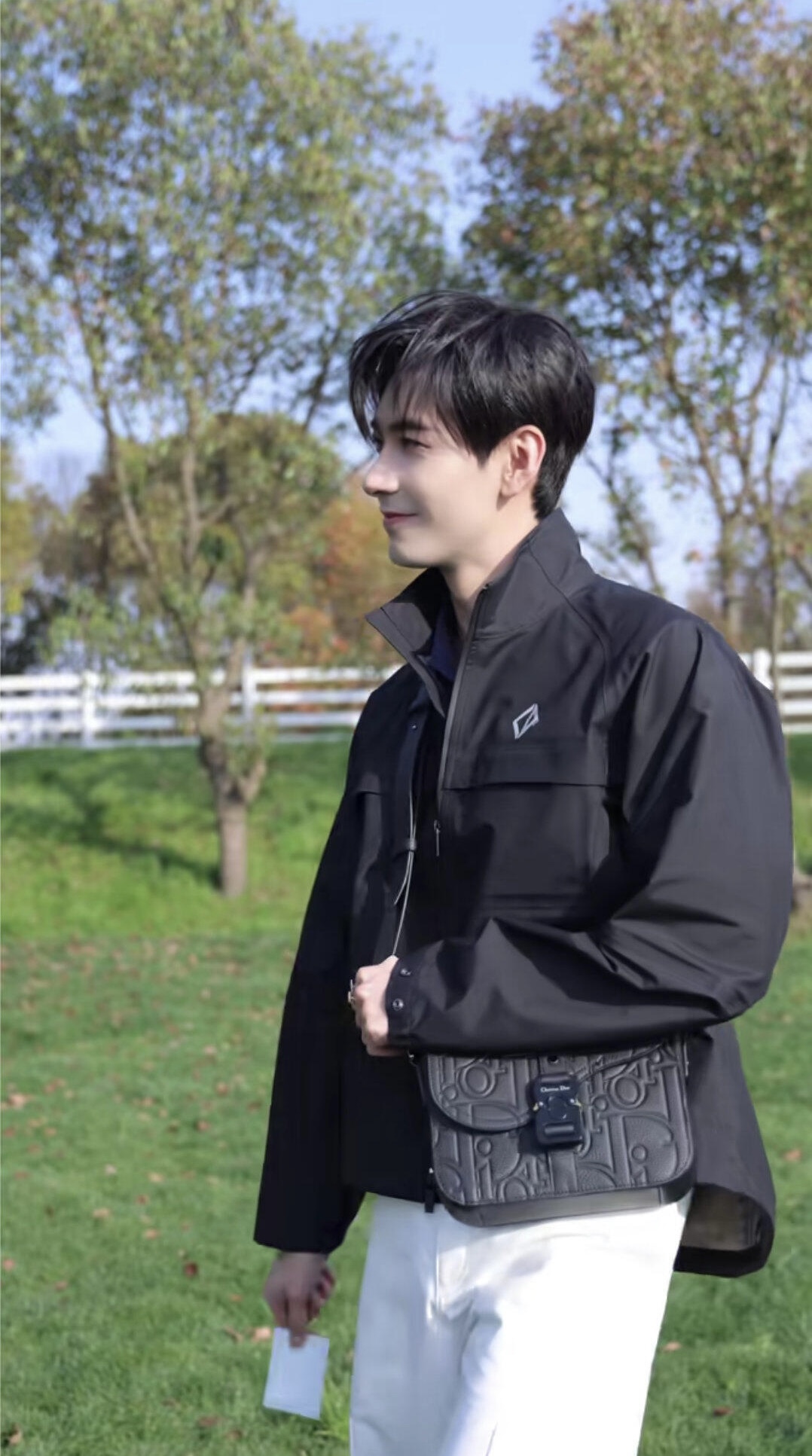 。Dior Diamond 标志反光夹克定制黑曜智感层压机能科技绸 风不透 雨不浸 汗不滞 三防结界 质