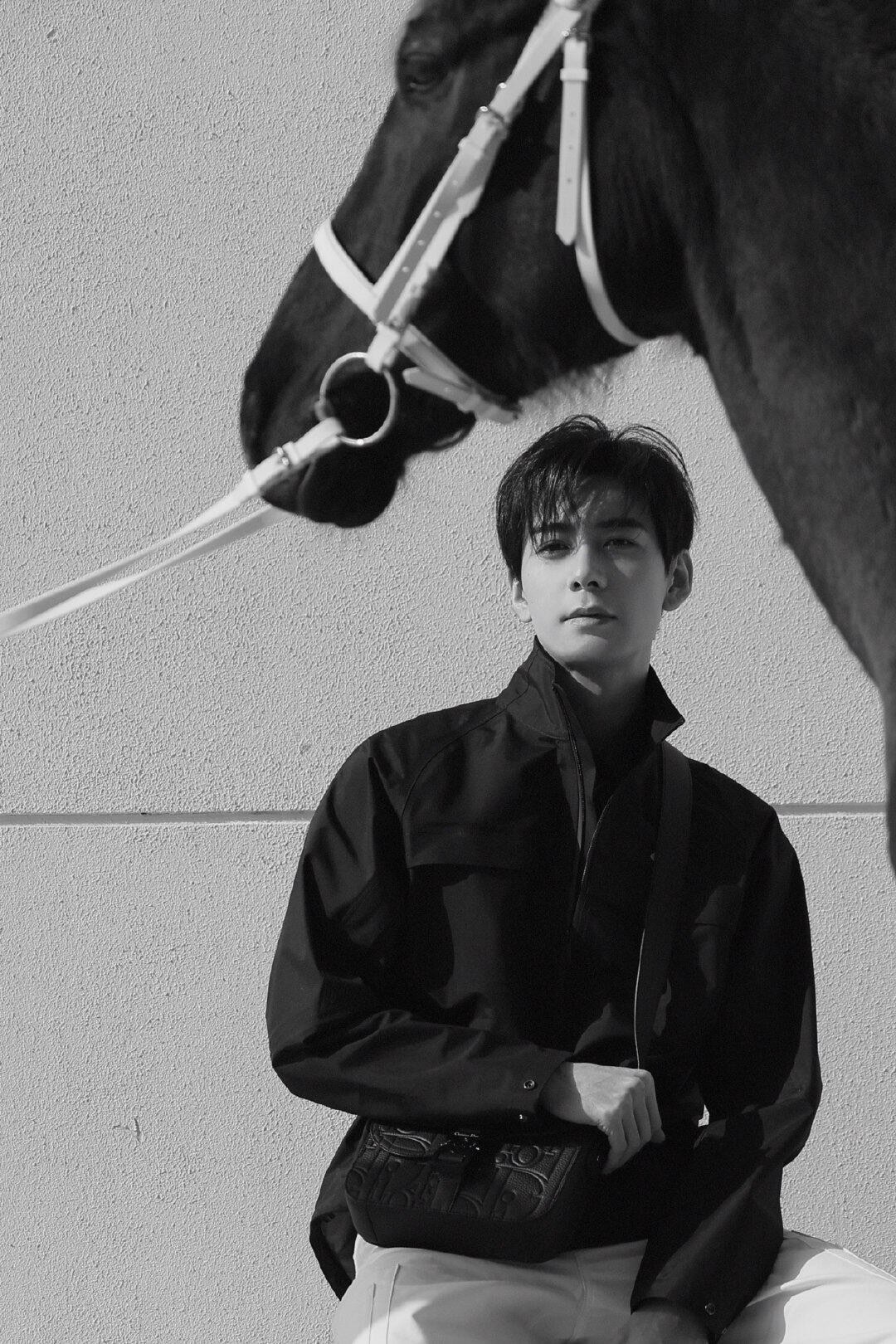 。Dior Diamond 标志反光夹克定制黑曜智感层压机能科技绸 风不透 雨不浸 汗不滞 三防结界 质