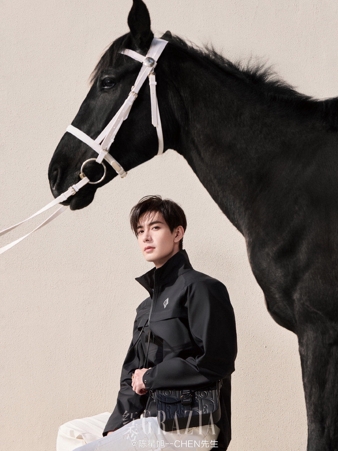 。Dior Diamond 标志反光夹克定制黑曜智感层压机能科技绸 风不透 雨不浸 汗不滞 三防结界 质