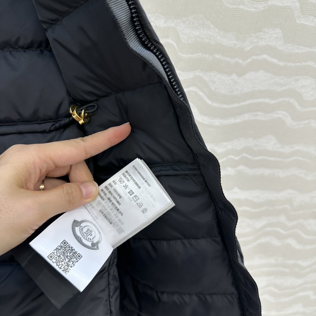 羽绒服主推款❤️原单品质Mo秋冬必入经典羽绒马甲！抽绳收腰设计。原版定制粗花呢拼接优雅气质甜美。秋冬叠搭