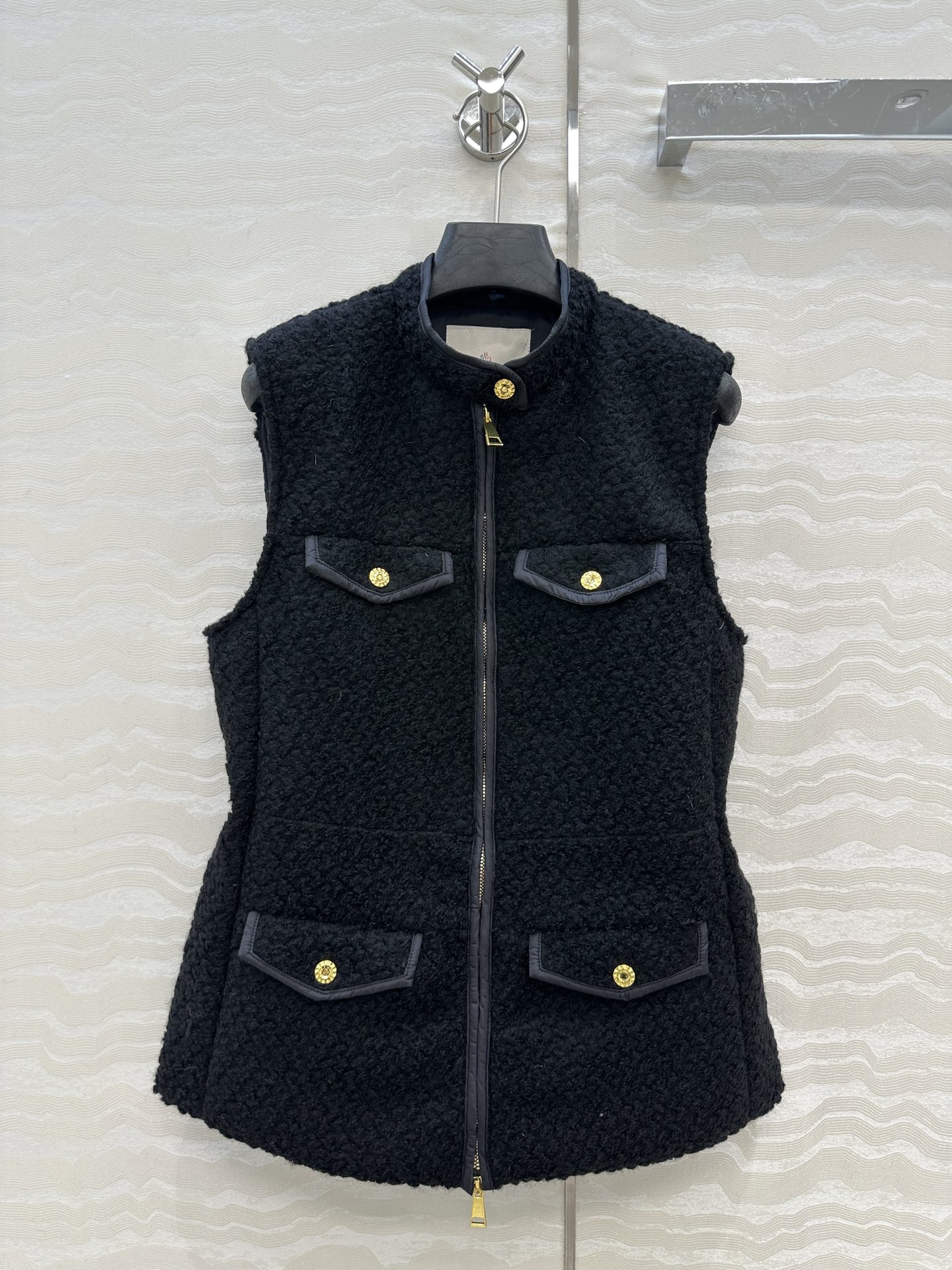 羽绒服主推款❤️原单品质Mo秋冬必入经典羽绒马甲！抽绳收腰设计。原版定制粗花呢拼接优雅气质甜美。秋冬叠搭