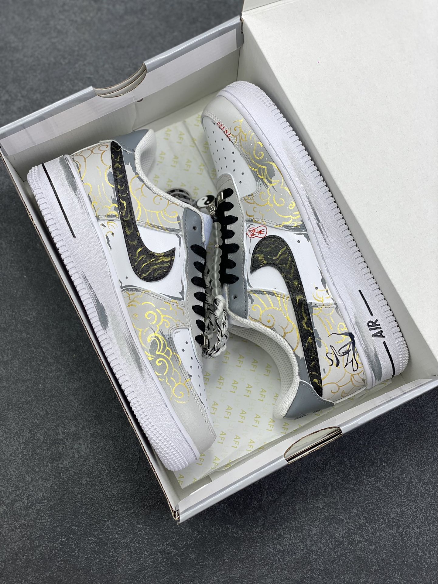 图片[9]-【定制球鞋】Nike Air Force 1 道 足迹创新中式潮流休闲 个性手绘 质感简约 高级感 防滑耐磨 低帮 板鞋 男女同款 黑金灰色白黑色折边针车 工艺难度大 原楦头原纸板 原装鞋盒 定制五金配件 内置全掌气垫 原厂鞋底 货号：CW2288-111 尺码：36 36.5 37.5 38 38.5 39 40 40.5 41 42 42.5 43 44 44.5 45-选品中心