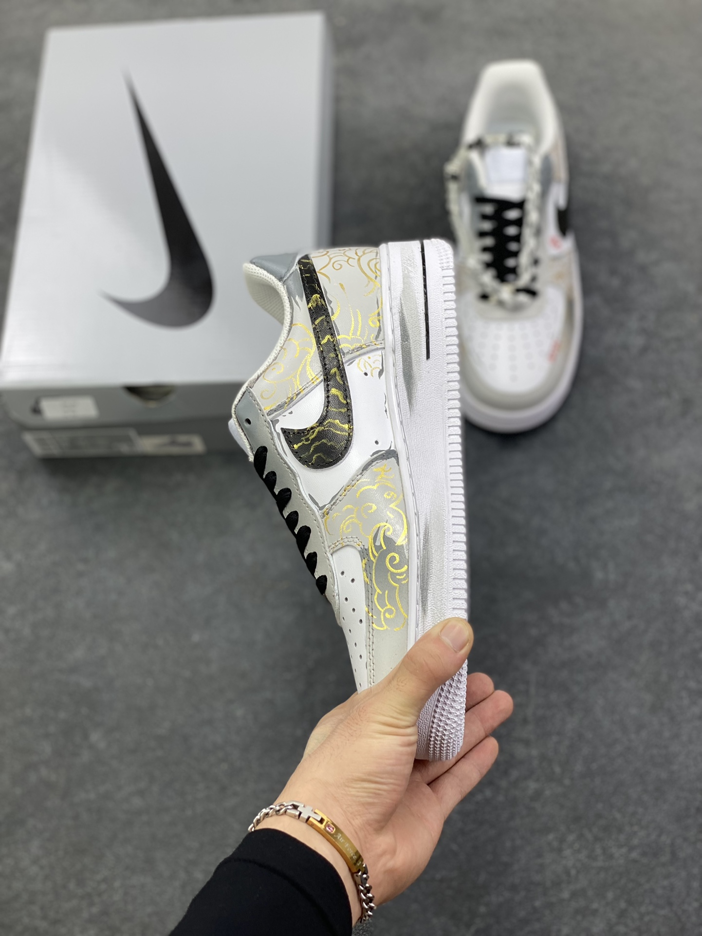 图片[3]-【定制球鞋】Nike Air Force 1 道 足迹创新中式潮流休闲 个性手绘 质感简约 高级感 防滑耐磨 低帮 板鞋 男女同款 黑金灰色白黑色折边针车 工艺难度大 原楦头原纸板 原装鞋盒 定制五金配件 内置全掌气垫 原厂鞋底 货号：CW2288-111 尺码：36 36.5 37.5 38 38.5 39 40 40.5 41 42 42.5 43 44 44.5 45-选品中心