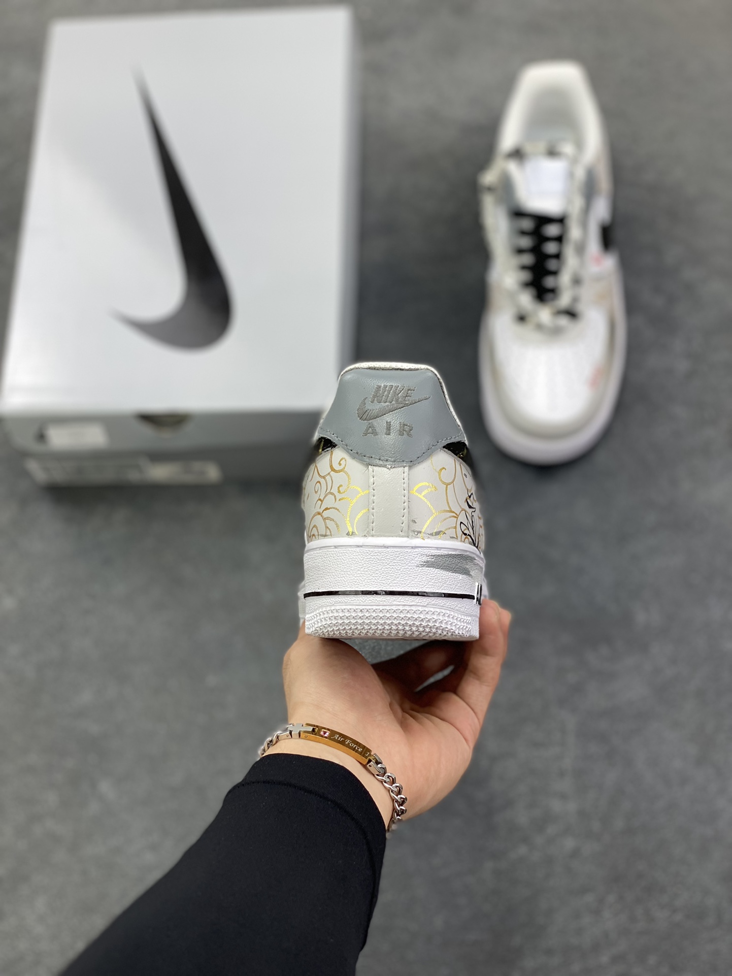图片[4]-【定制球鞋】Nike Air Force 1 道 足迹创新中式潮流休闲 个性手绘 质感简约 高级感 防滑耐磨 低帮 板鞋 男女同款 黑金灰色白黑色折边针车 工艺难度大 原楦头原纸板 原装鞋盒 定制五金配件 内置全掌气垫 原厂鞋底 货号：CW2288-111 尺码：36 36.5 37.5 38 38.5 39 40 40.5 41 42 42.5 43 44 44.5 45-选品中心