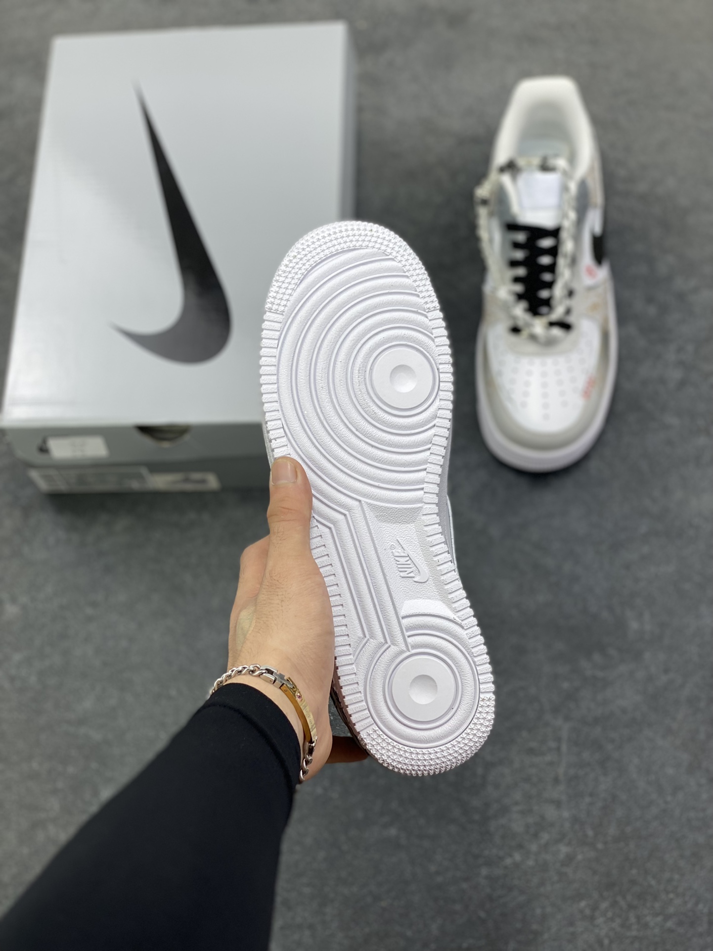 图片[5]-【定制球鞋】Nike Air Force 1 道 足迹创新中式潮流休闲 个性手绘 质感简约 高级感 防滑耐磨 低帮 板鞋 男女同款 黑金灰色白黑色折边针车 工艺难度大 原楦头原纸板 原装鞋盒 定制五金配件 内置全掌气垫 原厂鞋底 货号：CW2288-111 尺码：36 36.5 37.5 38 38.5 39 40 40.5 41 42 42.5 43 44 44.5 45-选品中心