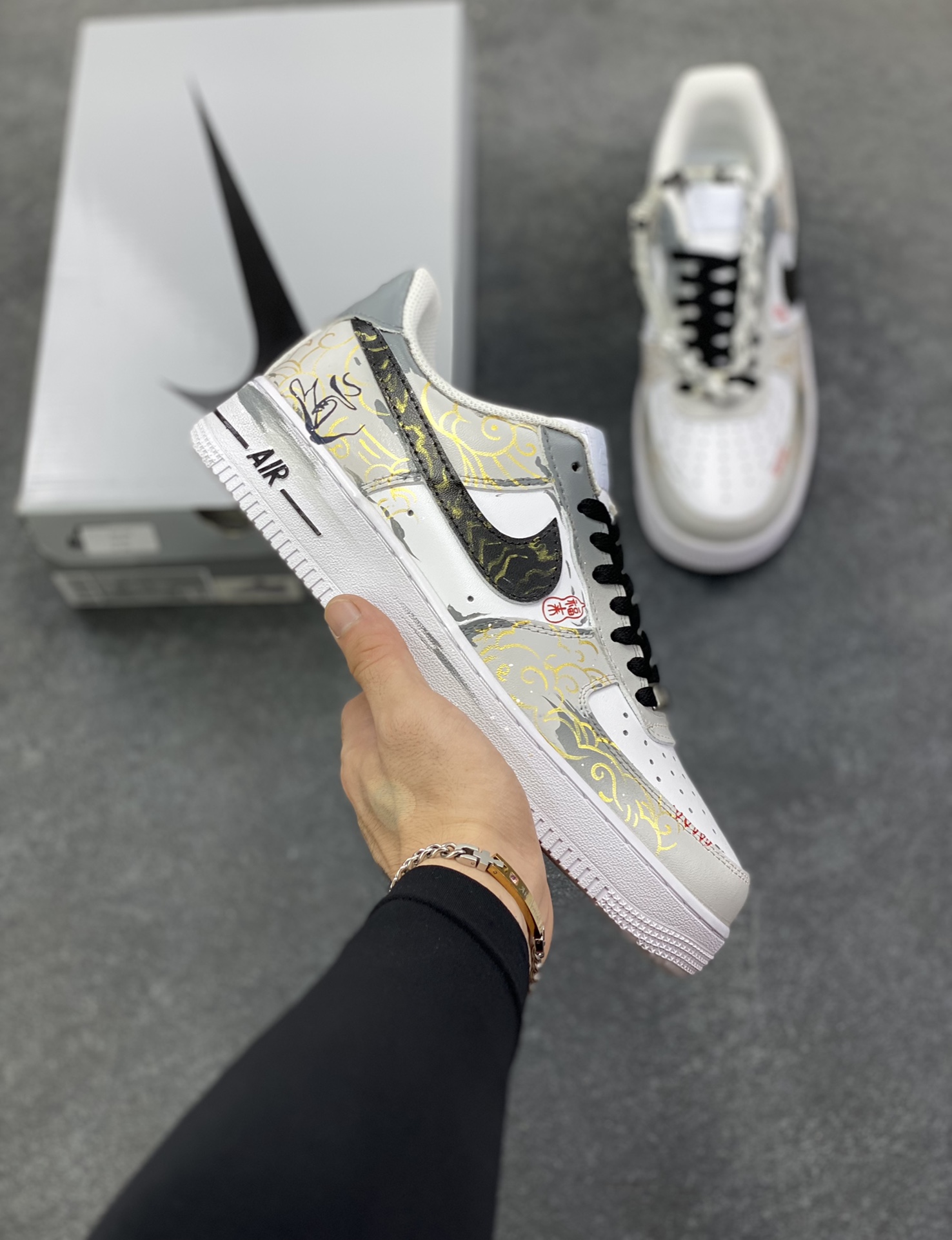 【定制球鞋】Nike Air Force 1 道 足迹创新中式潮流休闲 个性手绘 质感简约 高级感 防滑耐磨 低帮 板鞋 男女同款 黑金灰色白黑色折边针车 工艺难度大 原楦头原纸板 原装鞋盒 定制五金配件 内置全掌气垫 原厂鞋底 货号:CW2288-111 尺码:36 36.5 37.5 38 38.5 39 40 40.5 41 42 42.5 43 44 44.5 45-选品中心