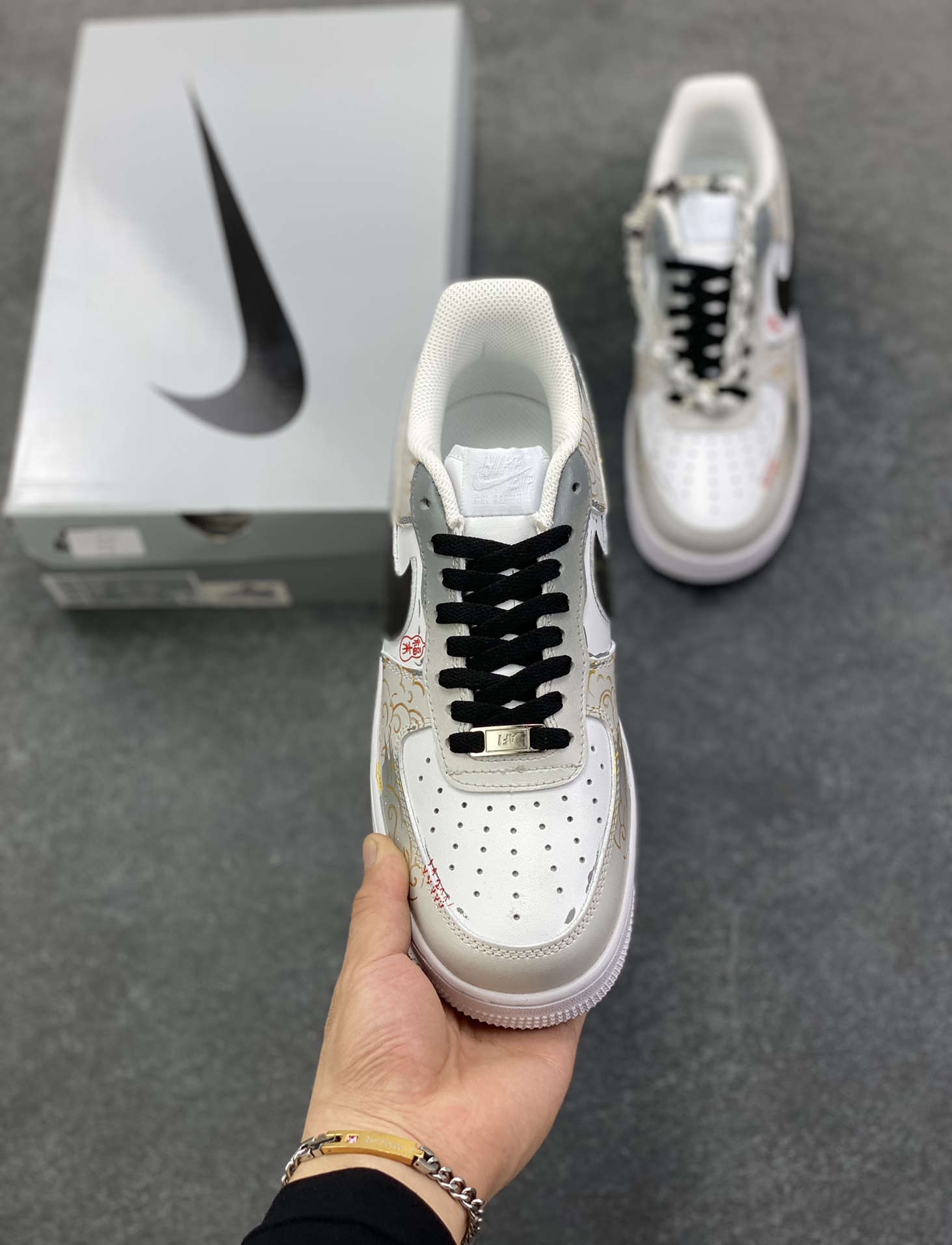图片[2]-【定制球鞋】Nike Air Force 1 道 足迹创新中式潮流休闲 个性手绘 质感简约 高级感 防滑耐磨 低帮 板鞋 男女同款 黑金灰色白黑色折边针车 工艺难度大 原楦头原纸板 原装鞋盒 定制五金配件 内置全掌气垫 原厂鞋底 货号：CW2288-111 尺码：36 36.5 37.5 38 38.5 39 40 40.5 41 42 42.5 43 44 44.5 45-选品中心