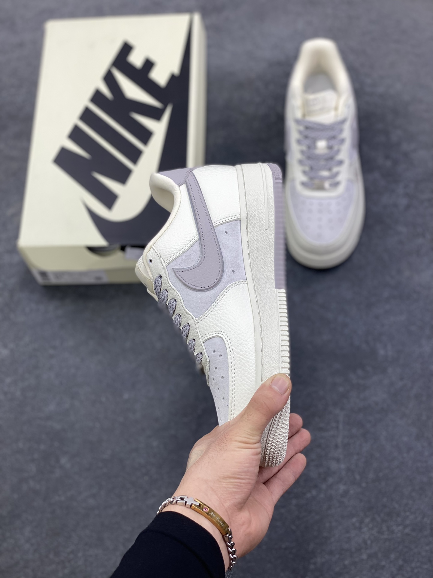 图片[3]-NIke Air Force 1 \’07 Low GUCCI 联名–白浅褐色空军一号低帮 运动鞋 休闲鞋 折边针车 工艺难度大 原楦头原纸板 高端定制鞋盒 原厂鞋底 超高清洁度 细节完美 货号：YF9511-807 尺码：36 36.5 37.5 38 38.5 39 40 40.5 41 42 42.5 43 44 44.5 45-选品中心