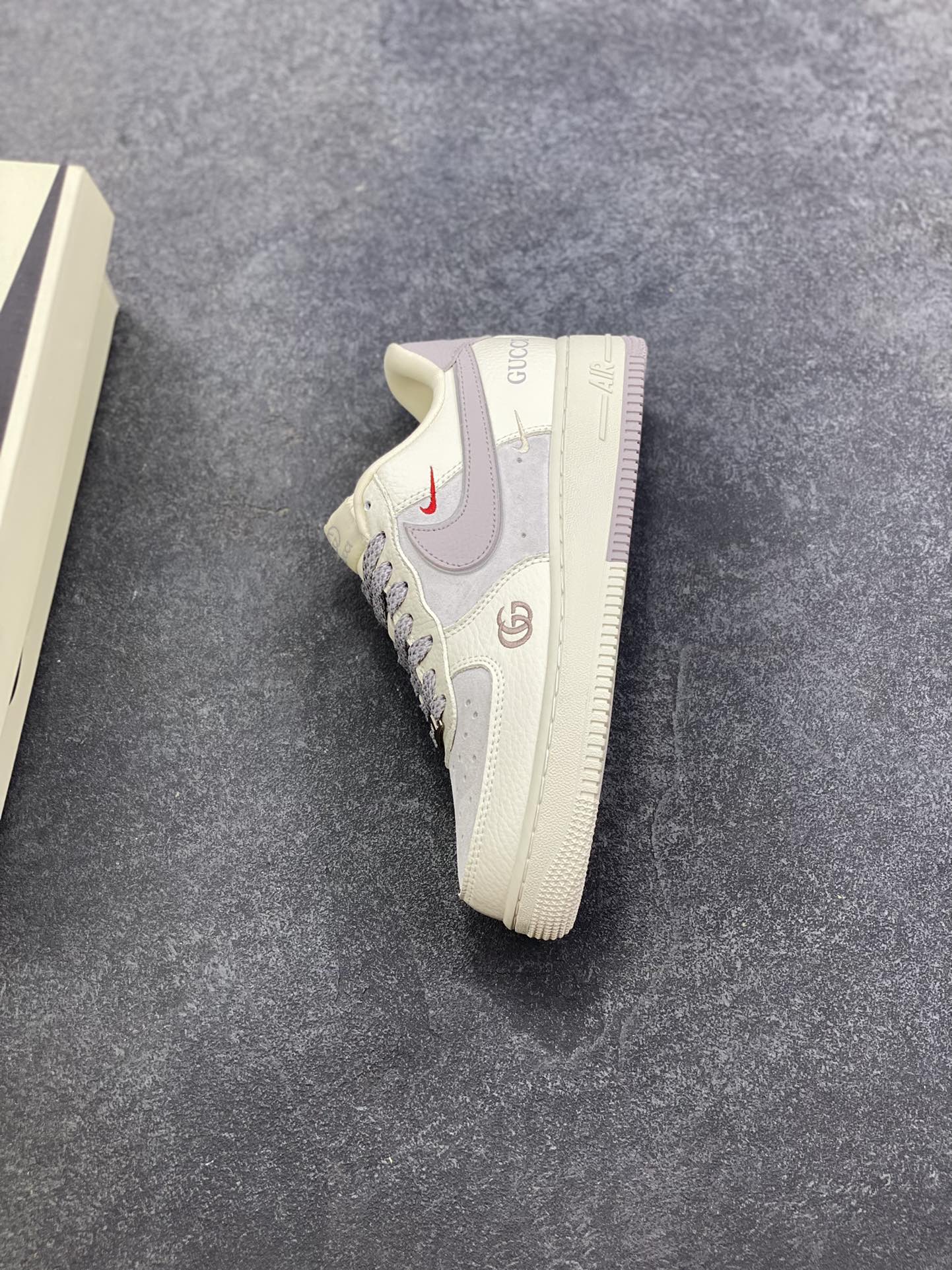 图片[7]-NIke Air Force 1 \’07 Low GUCCI 联名–白浅褐色空军一号低帮 运动鞋 休闲鞋 折边针车 工艺难度大 原楦头原纸板 高端定制鞋盒 原厂鞋底 超高清洁度 细节完美 货号：YF9511-807 尺码：36 36.5 37.5 38 38.5 39 40 40.5 41 42 42.5 43 44 44.5 45-选品中心