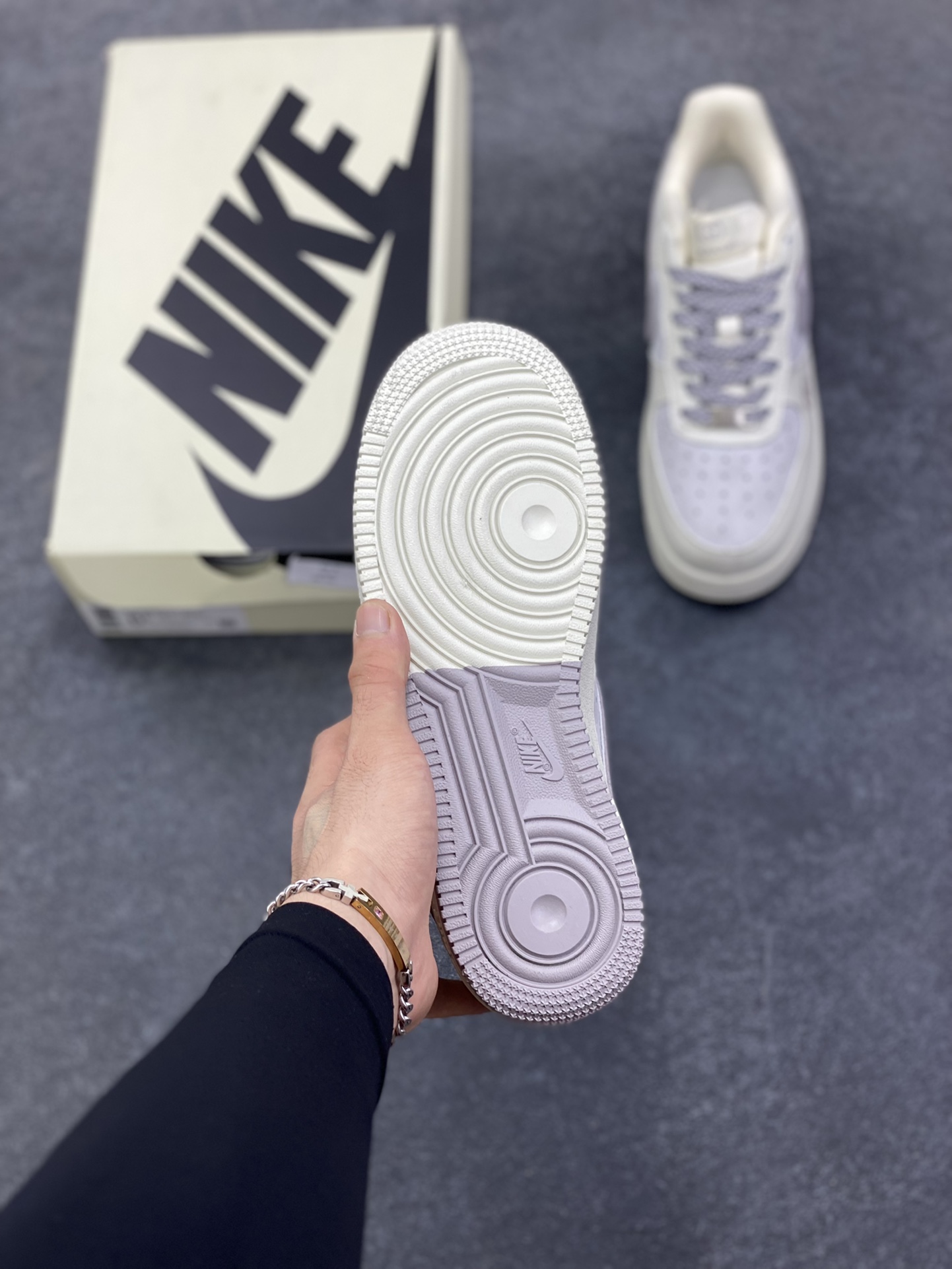 图片[5]-NIke Air Force 1 \’07 Low GUCCI 联名–白浅褐色空军一号低帮 运动鞋 休闲鞋 折边针车 工艺难度大 原楦头原纸板 高端定制鞋盒 原厂鞋底 超高清洁度 细节完美 货号：YF9511-807 尺码：36 36.5 37.5 38 38.5 39 40 40.5 41 42 42.5 43 44 44.5 45-选品中心