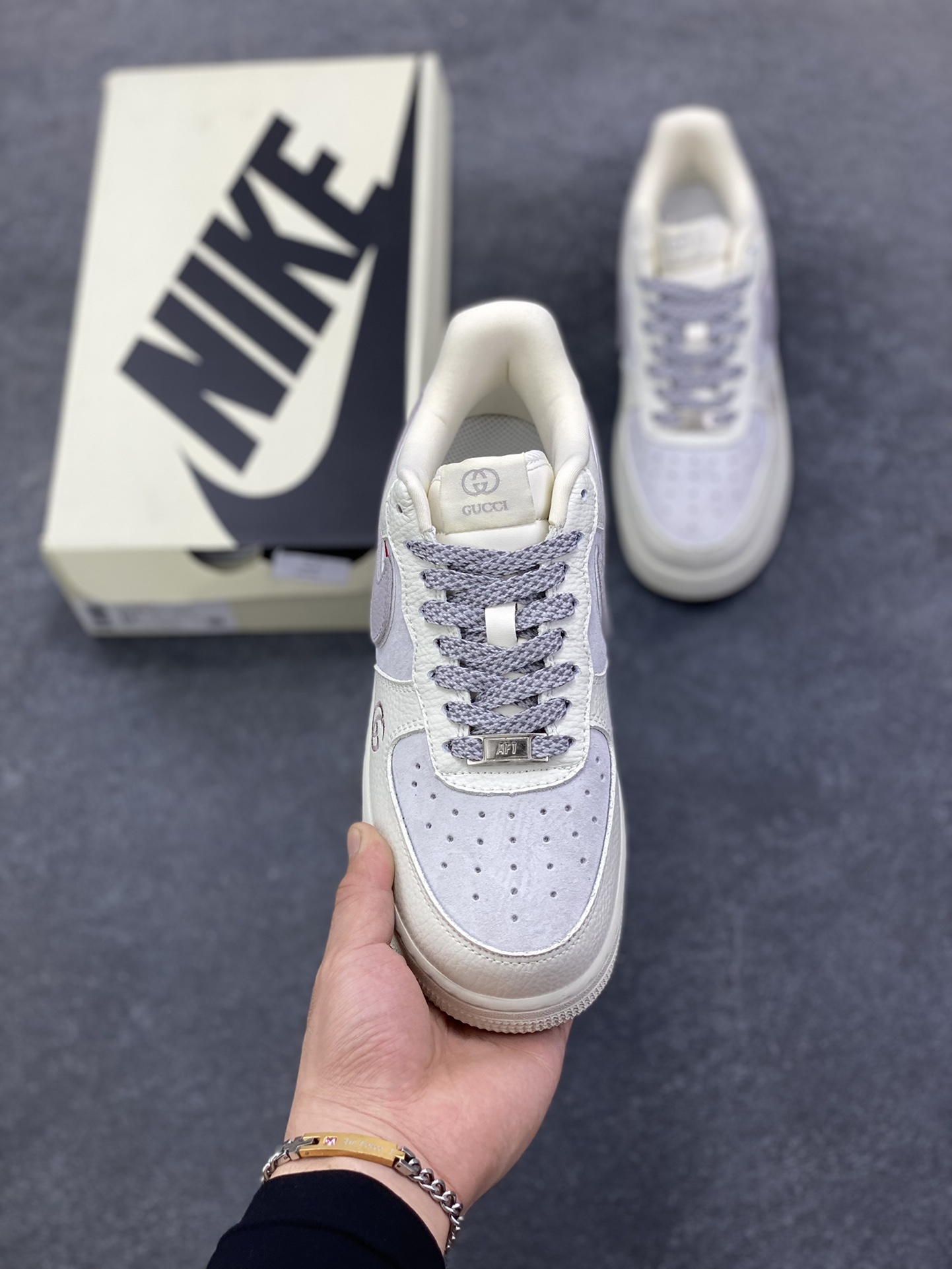 图片[2]-NIke Air Force 1 \’07 Low GUCCI 联名–白浅褐色空军一号低帮 运动鞋 休闲鞋 折边针车 工艺难度大 原楦头原纸板 高端定制鞋盒 原厂鞋底 超高清洁度 细节完美 货号：YF9511-807 尺码：36 36.5 37.5 38 38.5 39 40 40.5 41 42 42.5 43 44 44.5 45-选品中心