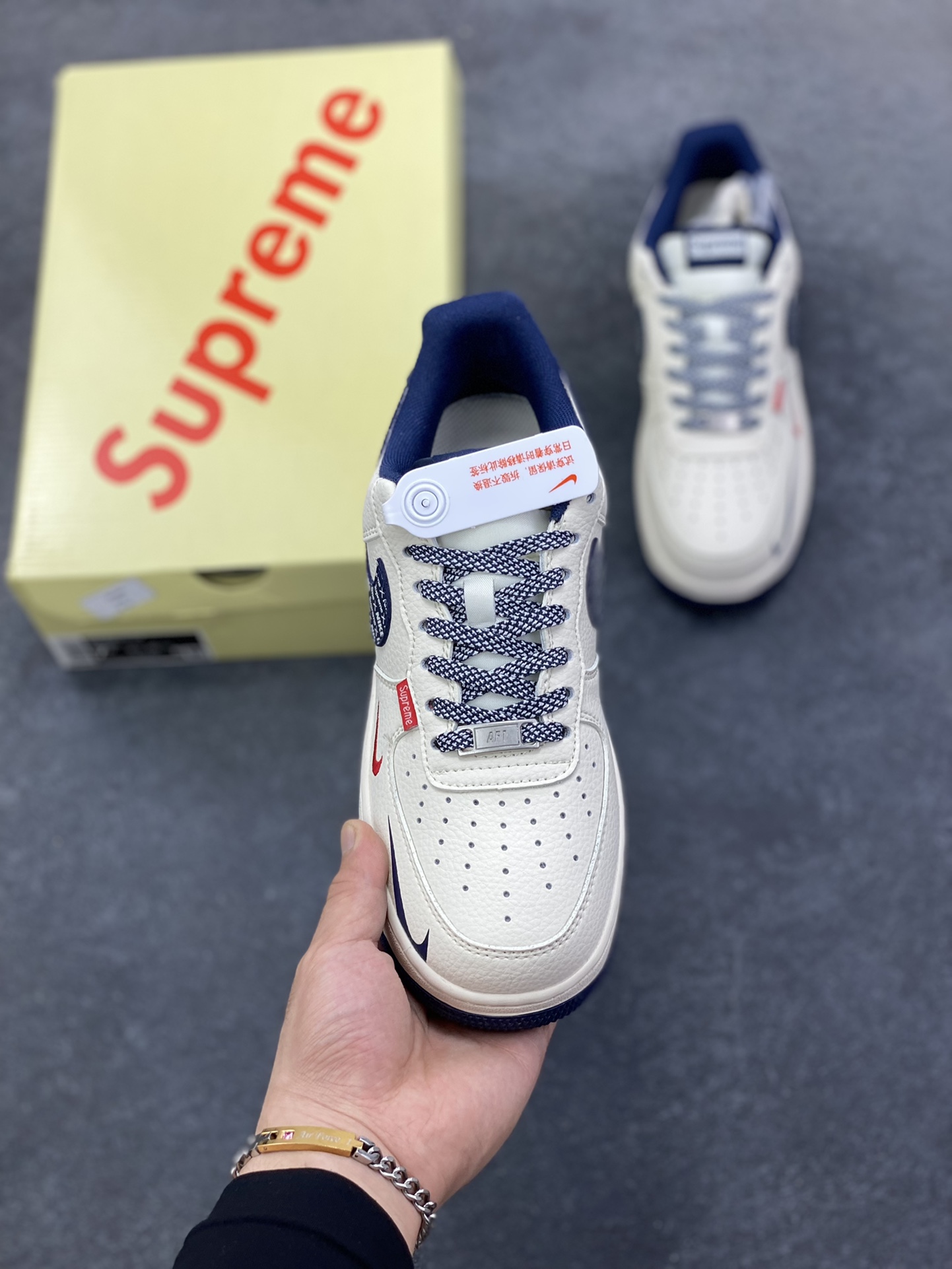 图片[2]-高端定制Nike Air Force 1 \’07 Low “Superme联名—— 米白迷彩红蓝钩” Nike印花 高端定制 低帮休闲板鞋 定制鞋盒 大厂纯原品质出货 超高清洁度 皮料切割干净无任何毛边 细节完美 货号：XD2588-609 尺码：36 36.5 37.5 38 38.5 39 40 40.5 41 42 42.5 43 44 44.5 45-选品中心
