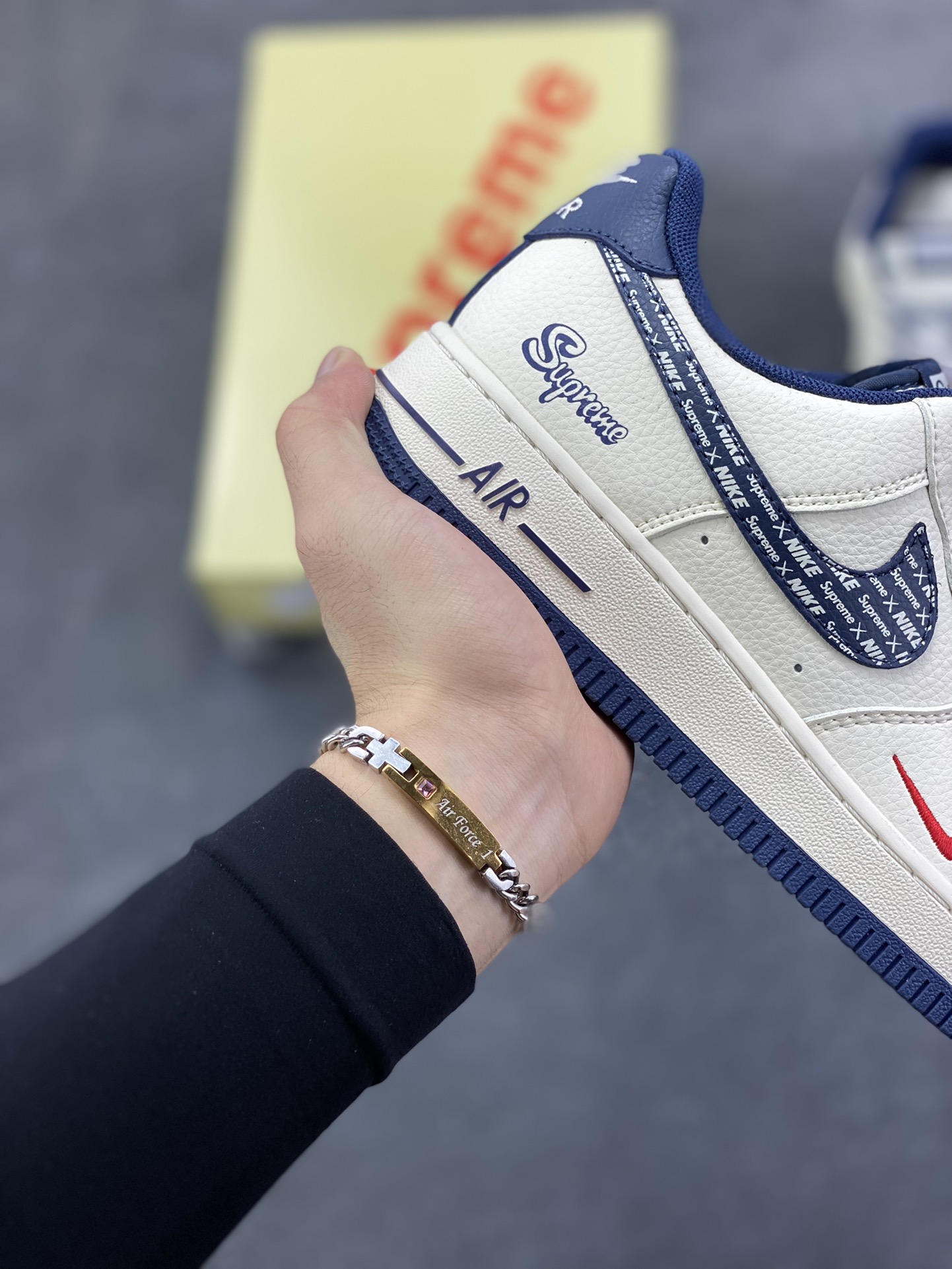 图片[6]-高端定制Nike Air Force 1 \’07 Low “Superme联名—— 米白迷彩红蓝钩” Nike印花 高端定制 低帮休闲板鞋 定制鞋盒 大厂纯原品质出货 超高清洁度 皮料切割干净无任何毛边 细节完美 货号：XD2588-609 尺码：36 36.5 37.5 38 38.5 39 40 40.5 41 42 42.5 43 44 44.5 45-选品中心
