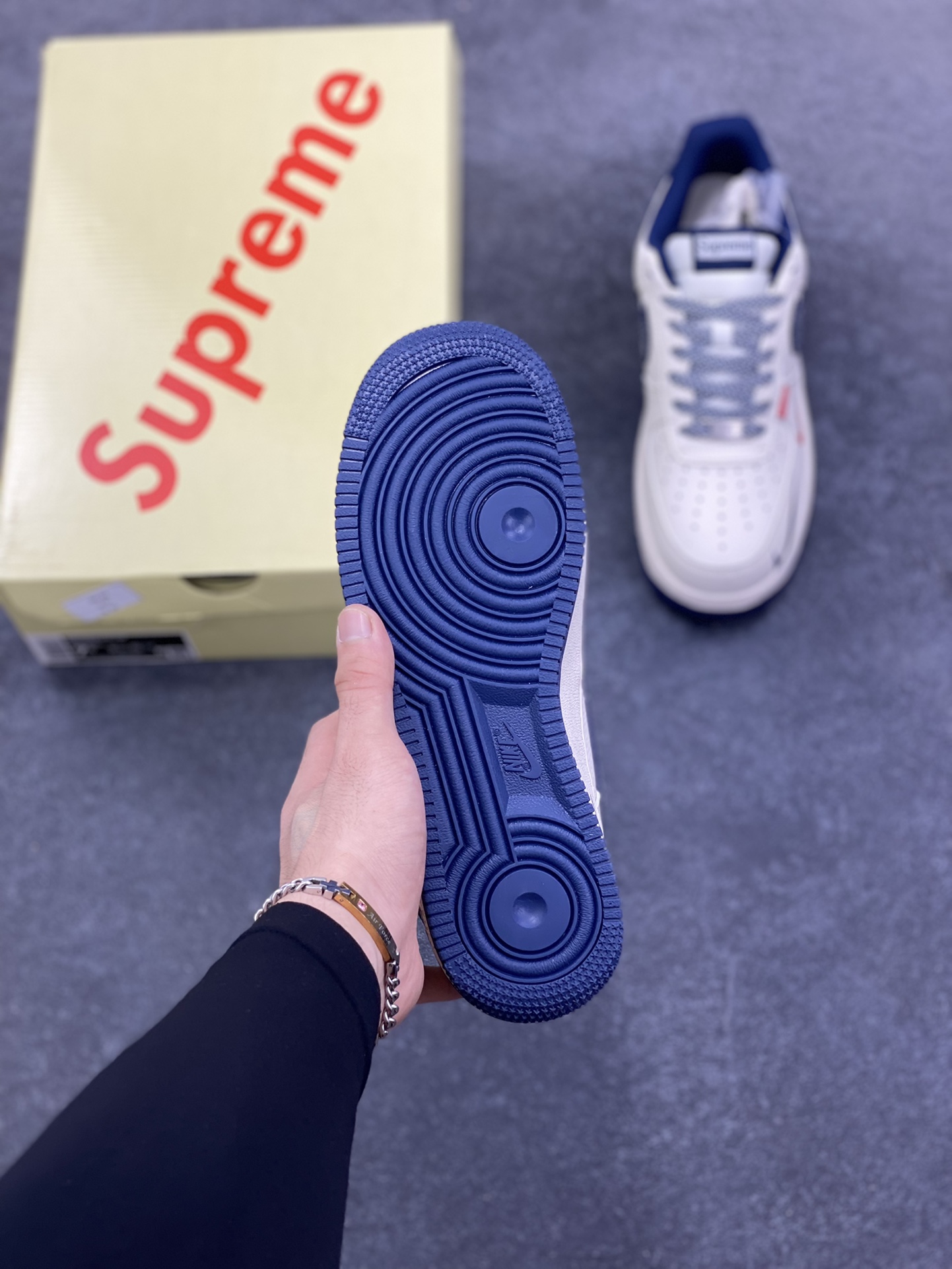 图片[5]-高端定制Nike Air Force 1 \’07 Low “Superme联名—— 米白迷彩红蓝钩” Nike印花 高端定制 低帮休闲板鞋 定制鞋盒 大厂纯原品质出货 超高清洁度 皮料切割干净无任何毛边 细节完美 货号：XD2588-609 尺码：36 36.5 37.5 38 38.5 39 40 40.5 41 42 42.5 43 44 44.5 45-选品中心