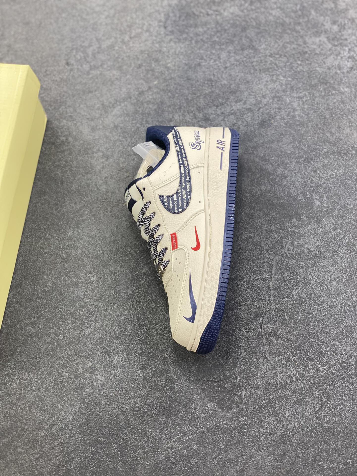 图片[7]-高端定制Nike Air Force 1 \’07 Low “Superme联名—— 米白迷彩红蓝钩” Nike印花 高端定制 低帮休闲板鞋 定制鞋盒 大厂纯原品质出货 超高清洁度 皮料切割干净无任何毛边 细节完美 货号：XD2588-609 尺码：36 36.5 37.5 38 38.5 39 40 40.5 41 42 42.5 43 44 44.5 45-选品中心