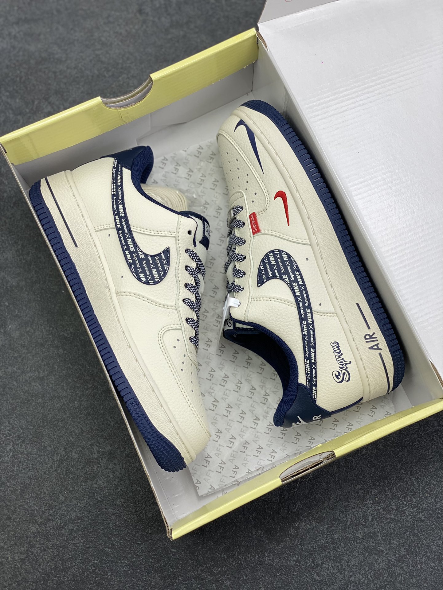 图片[9]-高端定制Nike Air Force 1 \’07 Low “Superme联名—— 米白迷彩红蓝钩” Nike印花 高端定制 低帮休闲板鞋 定制鞋盒 大厂纯原品质出货 超高清洁度 皮料切割干净无任何毛边 细节完美 货号：XD2588-609 尺码：36 36.5 37.5 38 38.5 39 40 40.5 41 42 42.5 43 44 44.5 45-选品中心