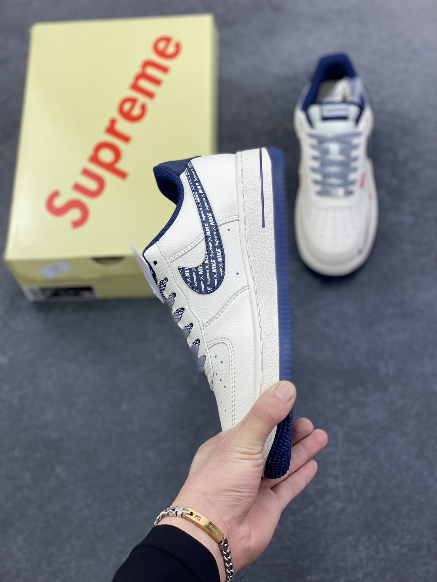 图片[3]-高端定制Nike Air Force 1 \’07 Low “Superme联名—— 米白迷彩红蓝钩” Nike印花 高端定制 低帮休闲板鞋 定制鞋盒 大厂纯原品质出货 超高清洁度 皮料切割干净无任何毛边 细节完美 货号：XD2588-609 尺码：36 36.5 37.5 38 38.5 39 40 40.5 41 42 42.5 43 44 44.5 45-选品中心