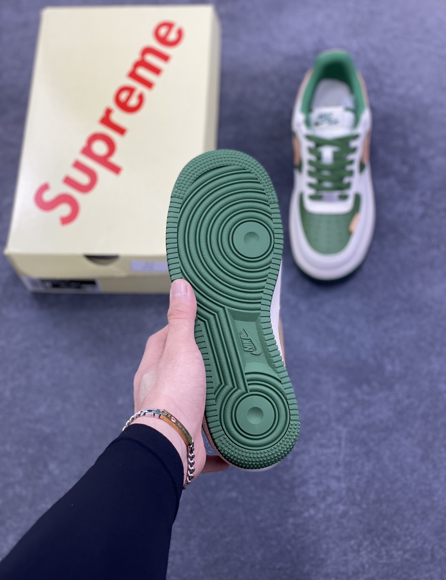 图片[5]-NIke Air Force 1 \’07 Low “石头岛联名——米绿花卉”空军一号 低帮 运动鞋 休闲鞋 折边针车 工艺难度大 原楦头原纸板 原装鞋盒 定制五金配件 内置全掌气垫 原厂鞋底 货号：JP8028-010 尺码：36 36.5 37.5 38 38.5 39 40 40.5 41 42 42.5 43 44 44.5 45-选品中心