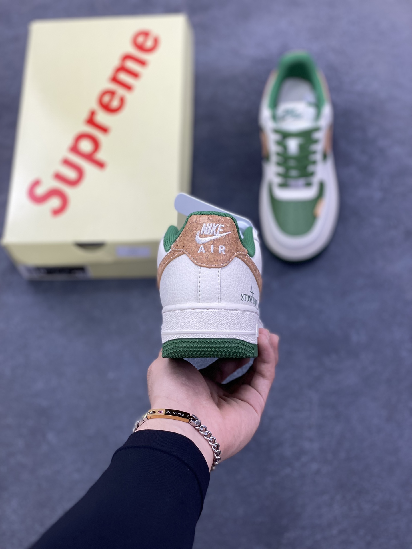 图片[4]-NIke Air Force 1 \’07 Low “石头岛联名——米绿花卉”空军一号 低帮 运动鞋 休闲鞋 折边针车 工艺难度大 原楦头原纸板 原装鞋盒 定制五金配件 内置全掌气垫 原厂鞋底 货号：JP8028-010 尺码：36 36.5 37.5 38 38.5 39 40 40.5 41 42 42.5 43 44 44.5 45-选品中心