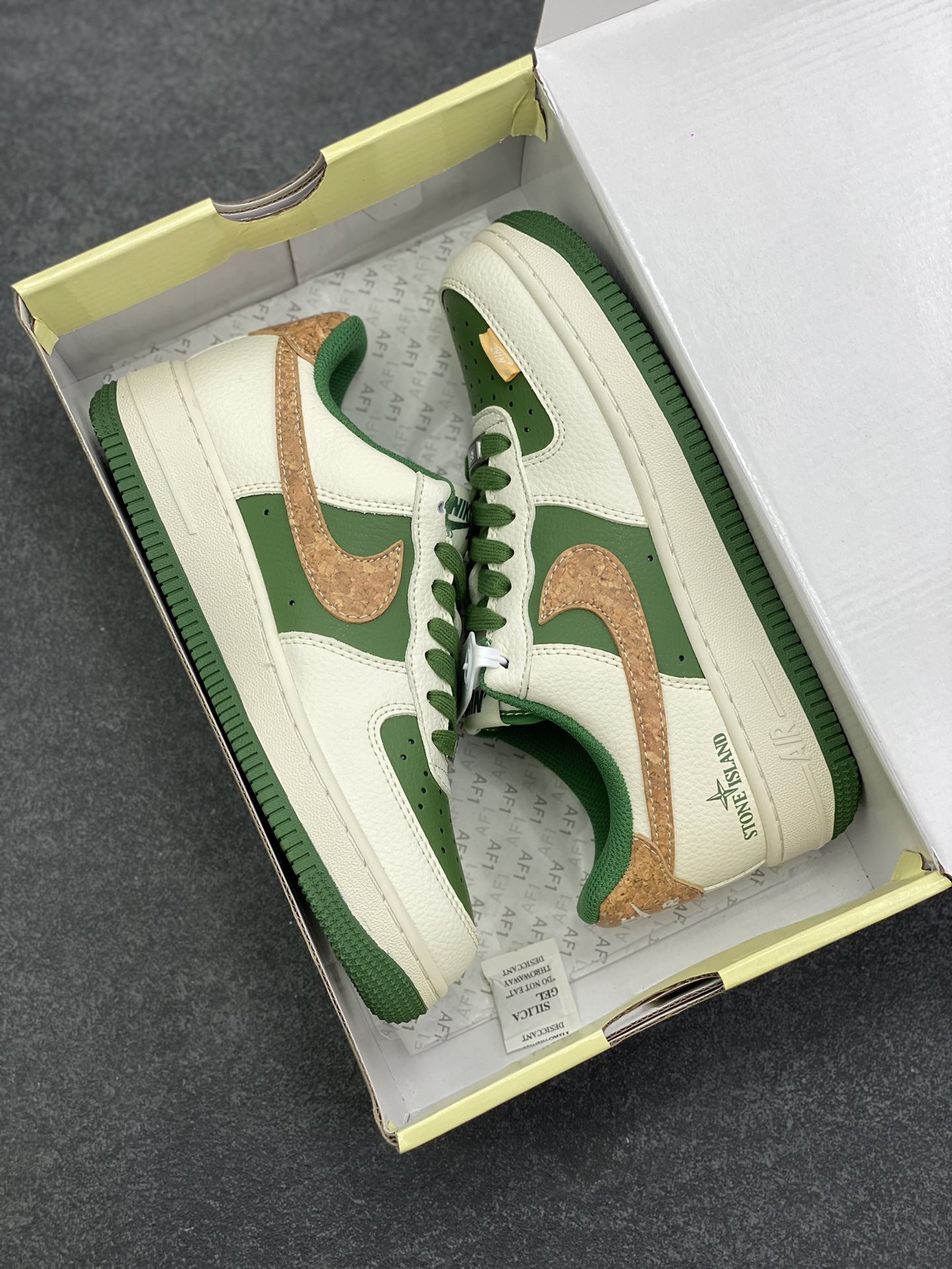 图片[9]-NIke Air Force 1 \’07 Low “石头岛联名——米绿花卉”空军一号 低帮 运动鞋 休闲鞋 折边针车 工艺难度大 原楦头原纸板 原装鞋盒 定制五金配件 内置全掌气垫 原厂鞋底 货号：JP8028-010 尺码：36 36.5 37.5 38 38.5 39 40 40.5 41 42 42.5 43 44 44.5 45-选品中心
