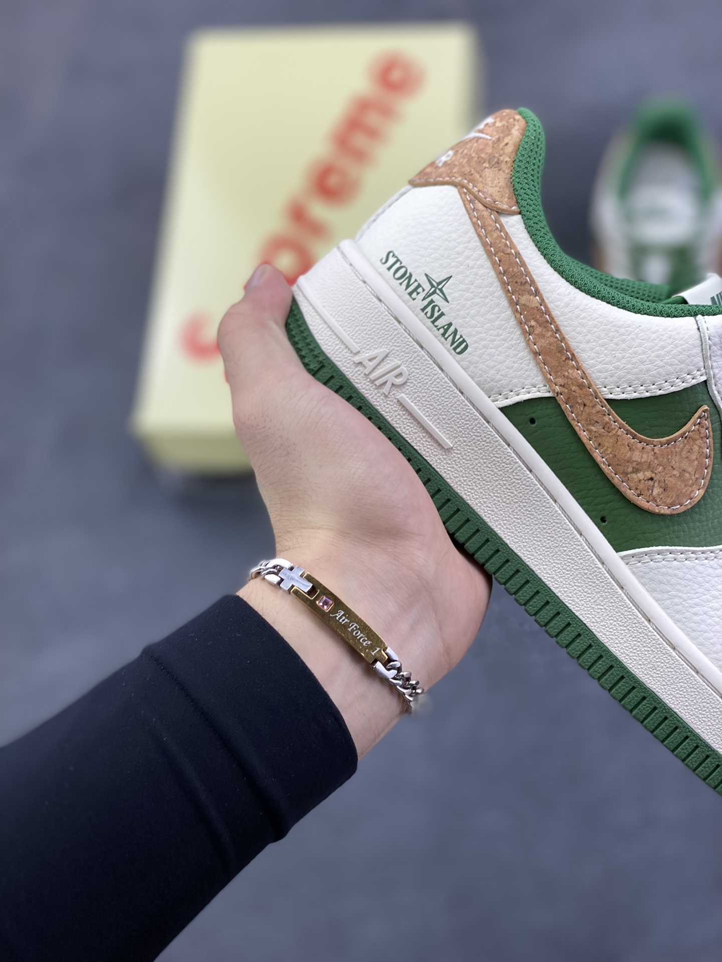 图片[6]-NIke Air Force 1 \’07 Low “石头岛联名——米绿花卉”空军一号 低帮 运动鞋 休闲鞋 折边针车 工艺难度大 原楦头原纸板 原装鞋盒 定制五金配件 内置全掌气垫 原厂鞋底 货号：JP8028-010 尺码：36 36.5 37.5 38 38.5 39 40 40.5 41 42 42.5 43 44 44.5 45-选品中心