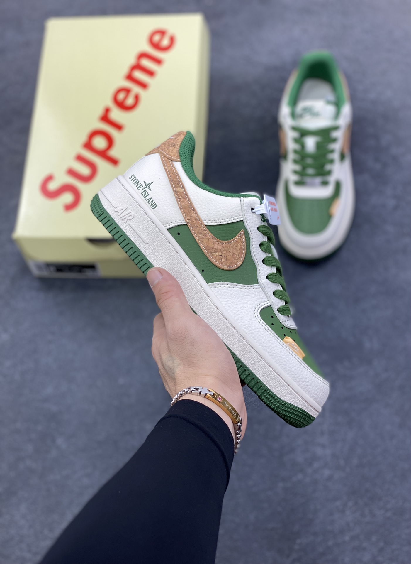 NIke Air Force 1 \’07 Low “石头岛联名——米绿花卉”空军一号 低帮 运动鞋 休闲鞋 折边针车 工艺难度大 原楦头原纸板 原装鞋盒 定制五金配件 内置全掌气垫 原厂鞋底 货号:JP8028-010 尺码:36 36.5 37.5 38 38.5 39 40 40.5 41 42 42.5 43 44 44.5 45-选品中心