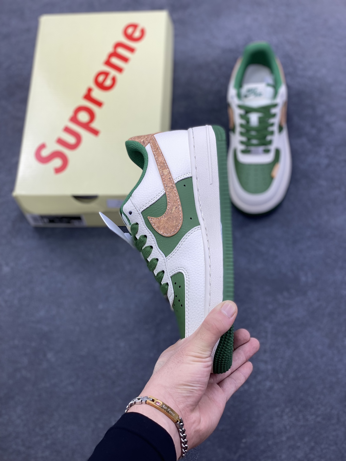图片[3]-NIke Air Force 1 \’07 Low “石头岛联名——米绿花卉”空军一号 低帮 运动鞋 休闲鞋 折边针车 工艺难度大 原楦头原纸板 原装鞋盒 定制五金配件 内置全掌气垫 原厂鞋底 货号：JP8028-010 尺码：36 36.5 37.5 38 38.5 39 40 40.5 41 42 42.5 43 44 44.5 45-选品中心