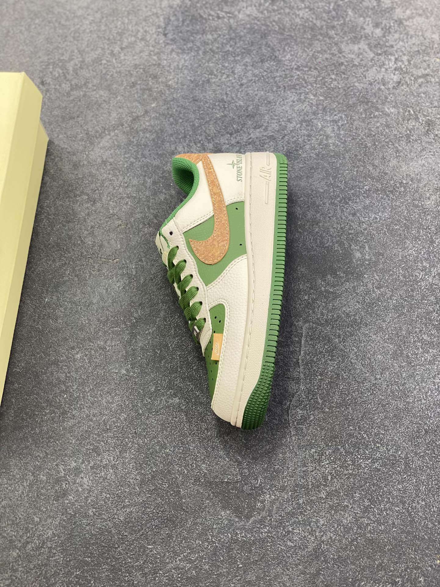 图片[7]-NIke Air Force 1 \’07 Low “石头岛联名——米绿花卉”空军一号 低帮 运动鞋 休闲鞋 折边针车 工艺难度大 原楦头原纸板 原装鞋盒 定制五金配件 内置全掌气垫 原厂鞋底 货号：JP8028-010 尺码：36 36.5 37.5 38 38.5 39 40 40.5 41 42 42.5 43 44 44.5 45-选品中心